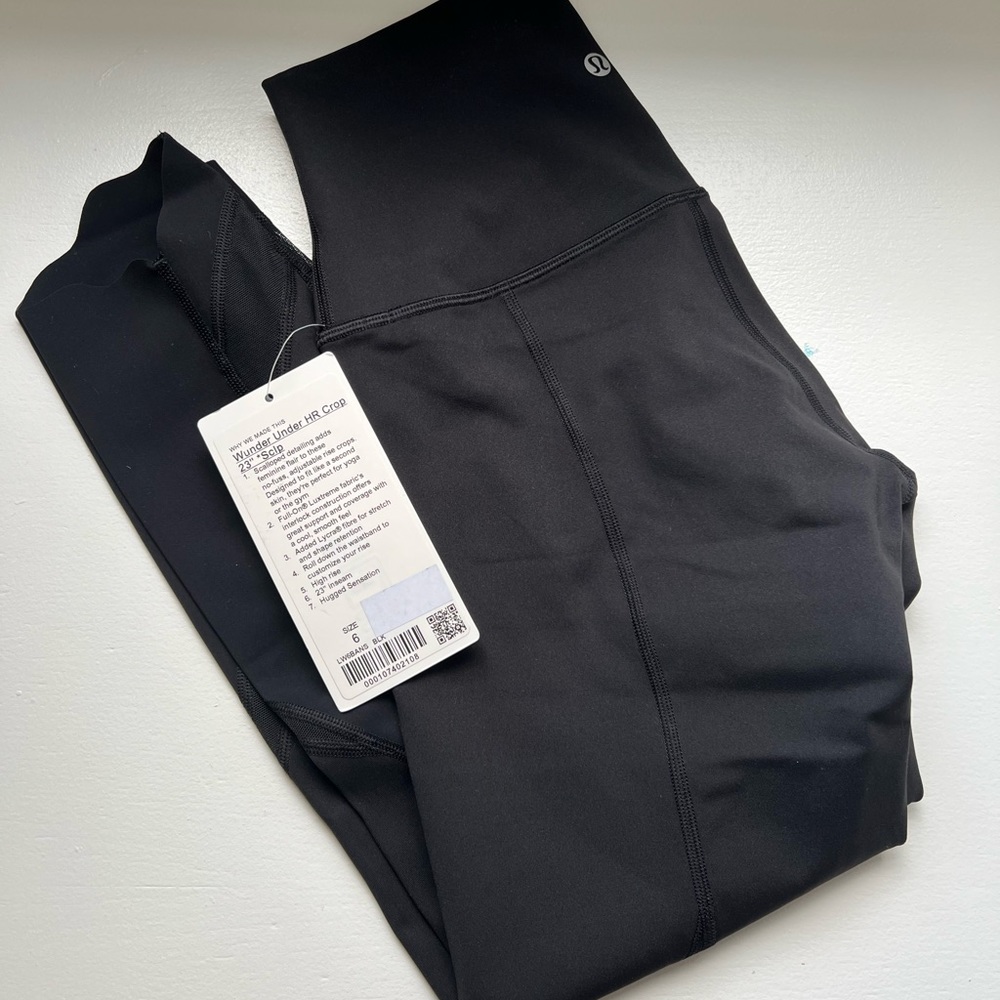 NWT Lululemon Black crop 23” high rise scalloped size 6